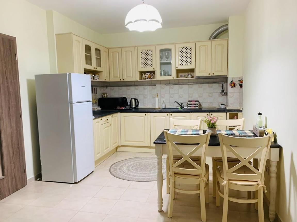 Kiwi Gardens Apartment Byala  Bagian luar foto